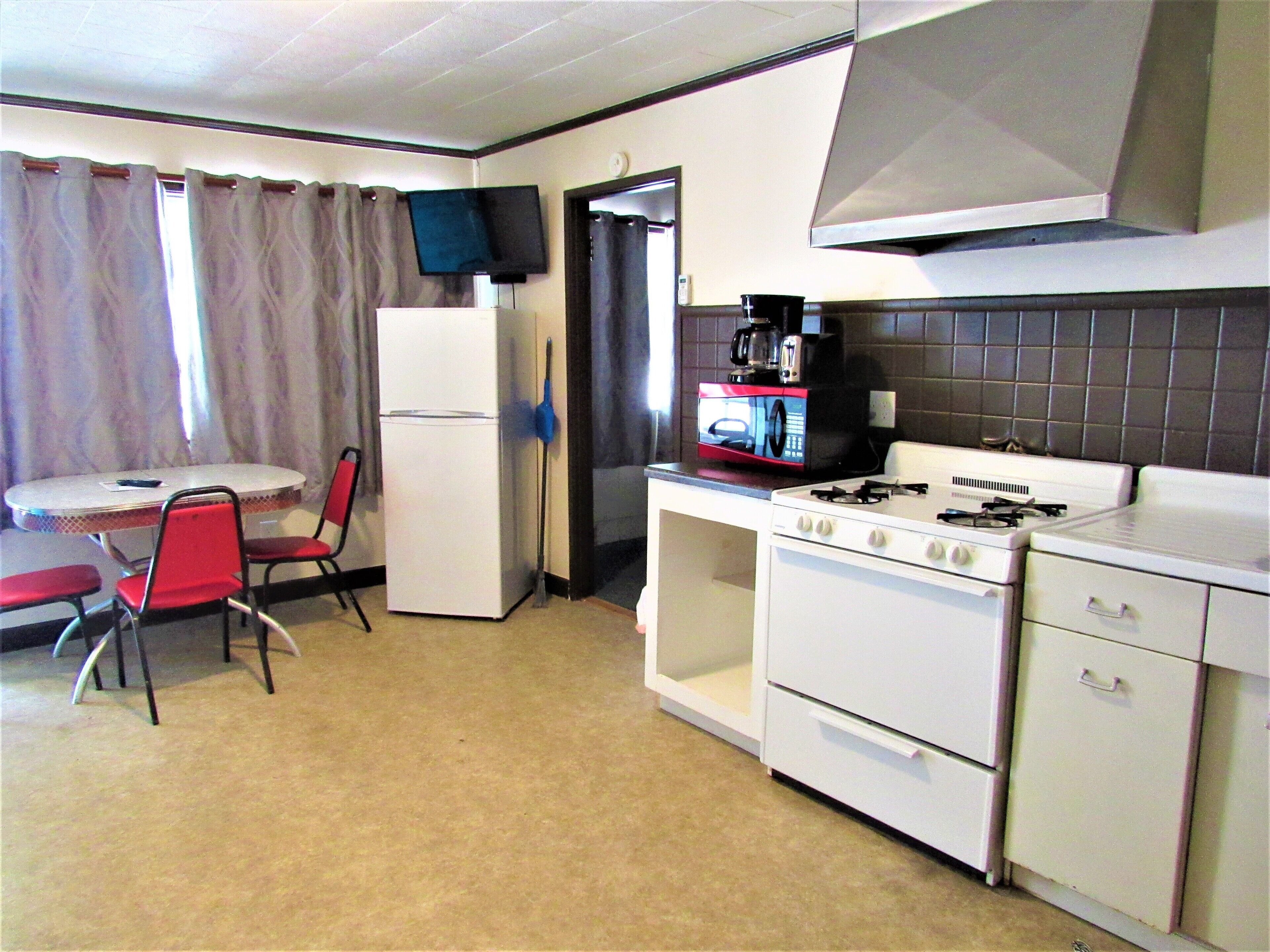 Køleskab, mikrobølgeovn, ovn, kogeplade