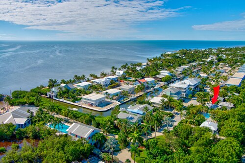 Islamorada retreat "Bungalow Blue" w/ heated pool, Bikes, BBQ, amenities galore!