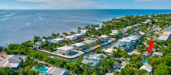 Islamorada retreat "Bungalow Blue" w/ heated pool, Bikes, BBQ, amenities galore!