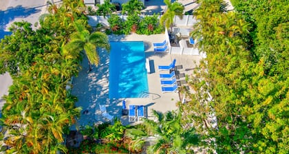 Islamorada retreat "Bungalow Blue" w/ heated pool, Bikes, BBQ, amenities galore!