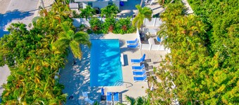 Islamorada retreat "Bungalow Blue" w/ heated pool, Bikes, BBQ, amenities galore!