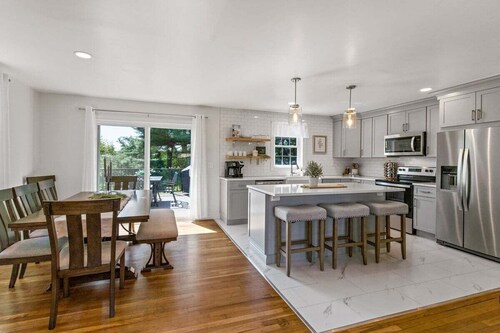 Fenced In Back Yard - Hot tub - King Bed