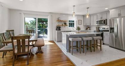 Fenced In Back Yard - Hot tub - King Bed