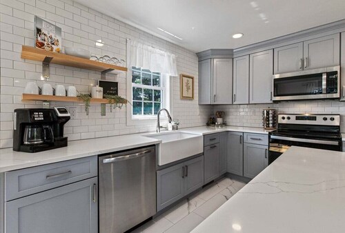 Fenced In Back Yard - Hot tub - King Bed