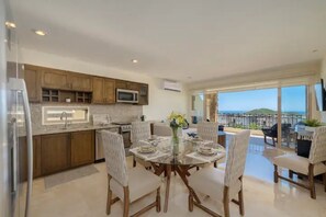 Kylskåp, mikrovågsugn, ugn och spishäll