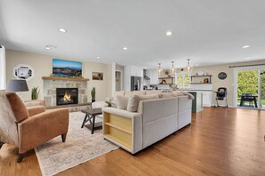 Smart TV, fireplace