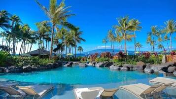 Een buitenzwembad, een verwarmd zwembad