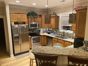 Kjøleskap, mikrobølgeovn, ovn og kokeplater