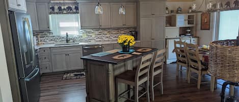 Køleskab, mikrobølgeovn, ovn, kogeplade