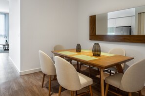 Deluxe Apartment, 1 Bedroom | Dining room