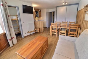 Living area - 150m from resort center, 3rd floor, balcony, ski locker, 41m², La Tania (Courchevel)