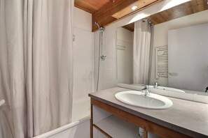 Bathtub - 150m from resort center, 3rd floor, balcony, ski locker, 41m², La Tania (Courchevel)