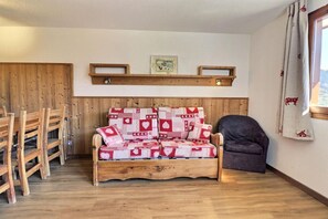 Living area - 10m from ski slopes, 3rd floor, balcony, ski locker, 41m², La Tania (Courchevel)