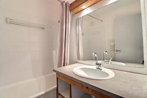 Bathtub - 150m from resort center, 2nd floor, balcony, ski locker, 41m², La Tania (Courchevel)