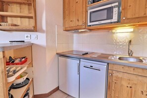 Kylskåp, mikrovågsugn, ugn och diskmaskin