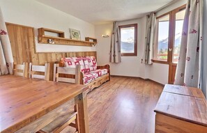 Living area - 150m from resort center, 5th floor, balcony, ski locker, 41m², La Tania (Courchevel)