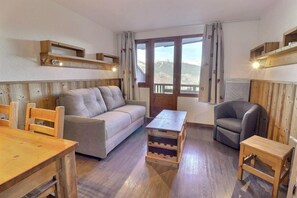 Living area - 10m from ski slopes, 5th floor, balcony, ski locker, 31m², La Tania (Courchevel)