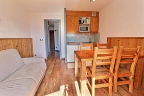 Interior - 150m from resort center, 8th floor, balcony, ski locker, 27m², La Tania (Courchevel)