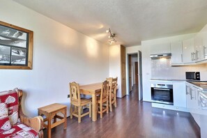 Kjøleskap, mikrobølgeovn, oppvaskmaskin og kaffetrakter/tekoker