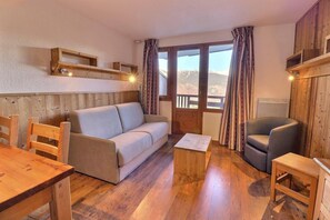 Living area - 10m from ski slopes, 8th floor, balcony, ski locker, 31m², La Tania (Courchevel)
