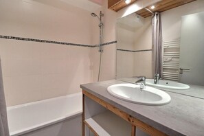 Bathtub - 150m from resort center, 6th floor, balcony, ski locker, 25m², La Tania (Courchevel)