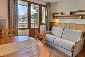 Living area - 10m from ski slopes, 6th floor, balcony, ski locker, 25m², La Tania (Courchevel)