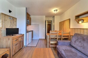 Living area - 150m from resort center, 9th floor, balcony, ski locker, 31m², La Tania (Courchevel)