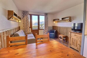 Living area - 150m from resort center, 9th floor, balcony, ski locker, 31m², La Tania (Courchevel)