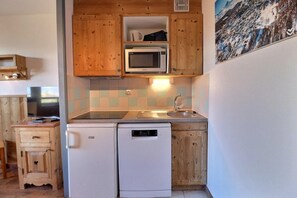 Kjøleskap, mikrobølgeovn, ovn og oppvaskmaskin