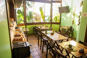 Se ofrece un desayuno bufé (35 BRL por persona)