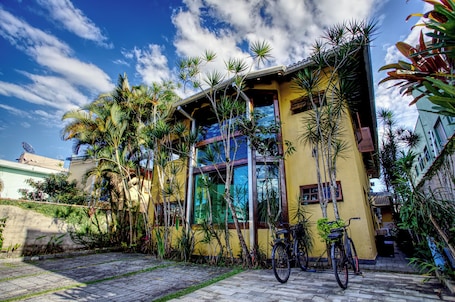 住宿正面. 阿巴雷旅馆