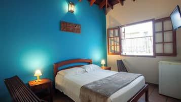 Quarto casal básico | Roupas de cama antialérgicas, frigobar, Wi-Fi de cortesia