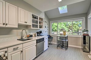 Fridge, microwave, stovetop, dishwasher - Annapolis Vacation Home: 2 Mi to Quiet Waters Park (Annapolis)