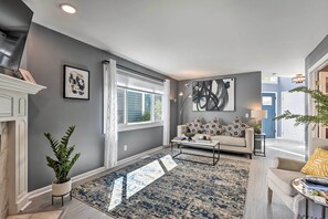 TV, fireplace - Annapolis Vacation Home: 2 Mi to Quiet Waters Park (Annapolis)