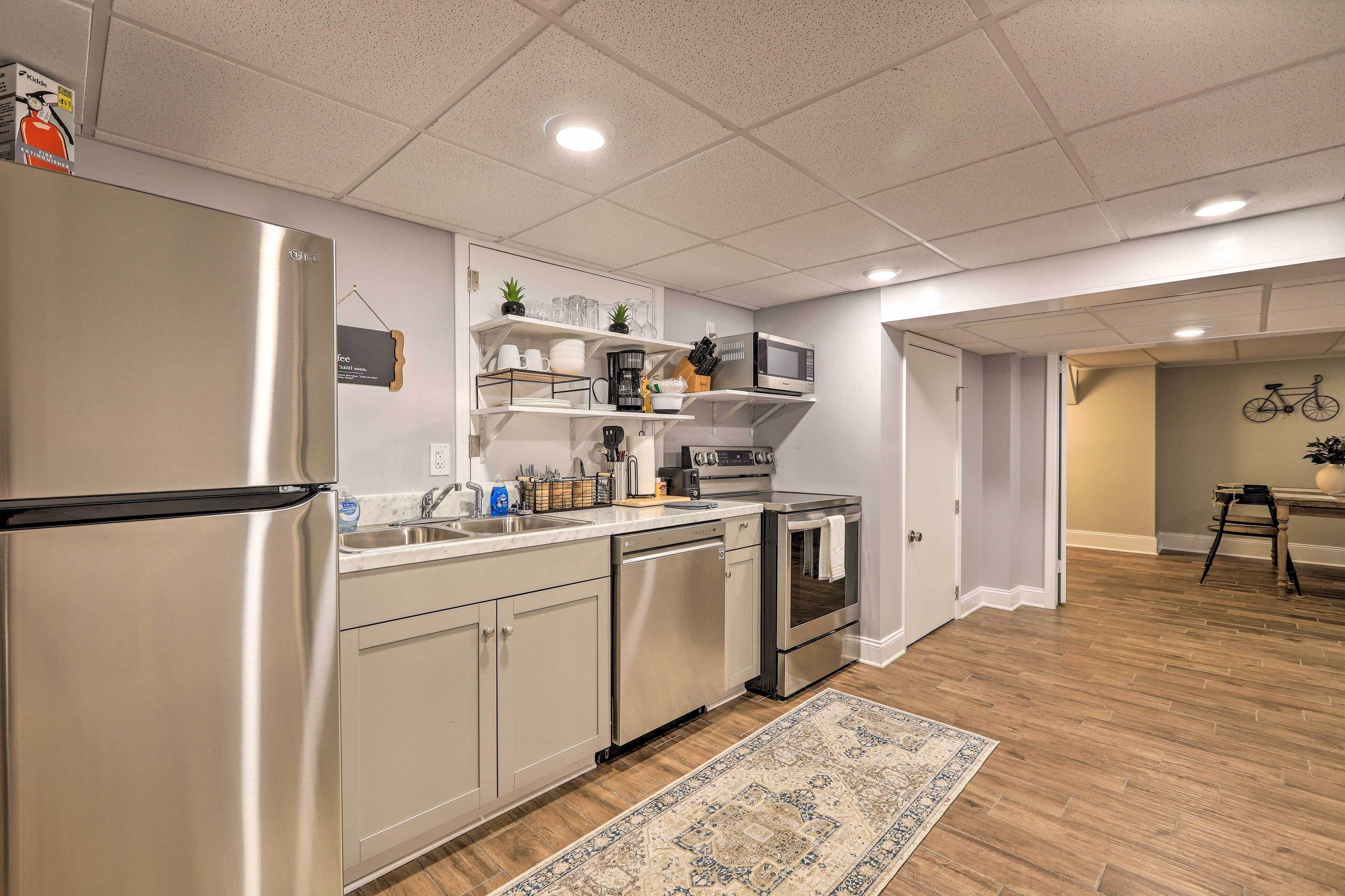 Fridge, microwave, stovetop, dishwasher