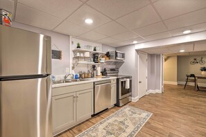 Fridge, microwave, stovetop, dishwasher
