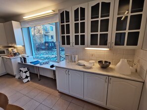 Private kitchen - Inviting 4-bed House in Turku Very Close Citycente (Turku)