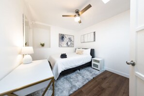 3 habitaciones, escritorio y tabla de planchar con plancha 