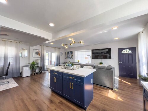 Luxury Villa with hot tub!  Walk to Beach & Bars