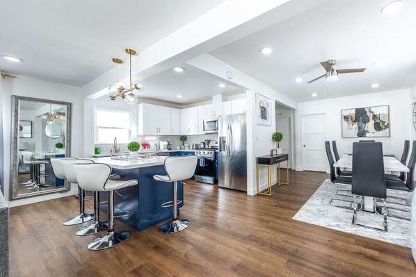 Refrigerador, microondas, horno y parrilla de estufa 