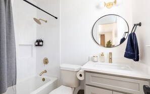 Combined shower/tub, hair dryer, towels, soap - Spacious 2 Bedroom East Riverside Home with Garage and Yard (Austin)