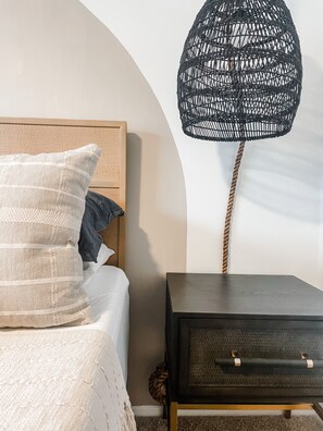 3 habitaciones, escritorio y tabla de planchar con plancha 