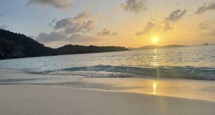 Just Peachy Private Pool Villa, Ford Bronco, Solar+Battery backup, near Cruz Bay