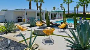 A poolside area with lounge chairs, cacti, and a pool. - Azul Desert Escape with Pool & Views (Palm Springs)