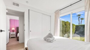 4 bedrooms, travel crib, WiFi (free), bed sheets - Azul Desert Escape with Pool & Views (Palm Springs)
