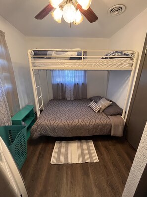 3 Schlafzimmer, Zimmersafe, Schreibtisch, Bügeleisen/Bügelbrett