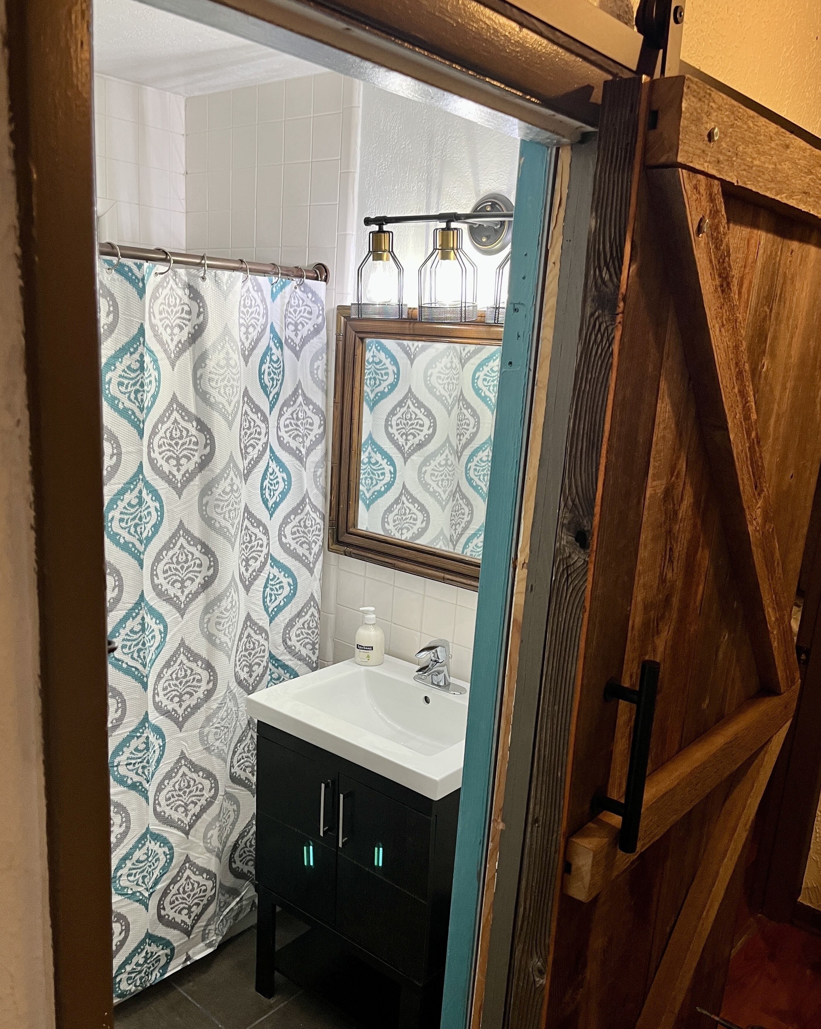 Ensemble douche/baignoire, sèche-cheveux, serviettes fournies, savon