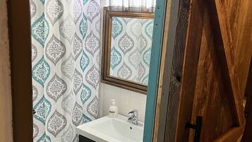 Ensemble douche/baignoire, sèche-cheveux, serviettes fournies, savon