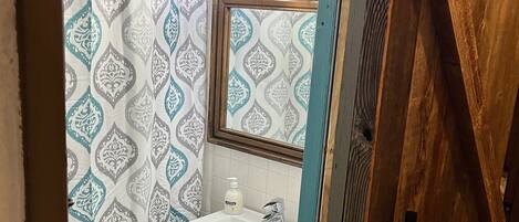 Combined shower/bathtub, hair dryer, towels, soap