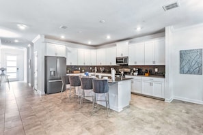 Modern kitchen of the Home in Davenport Florida - Fully-equipped  - Breakfast Bar and High Chairs - Plenty of Storage - Vacation 6BR Home w Pool Spa & Patio (Kissimmee)